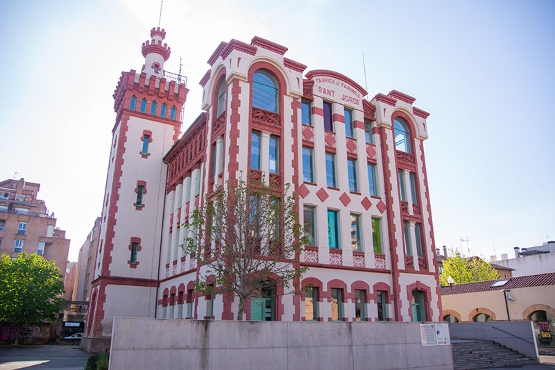 Exterior de l’edifici de la Farinera, seu del Campus Professional de la UVic-UCC