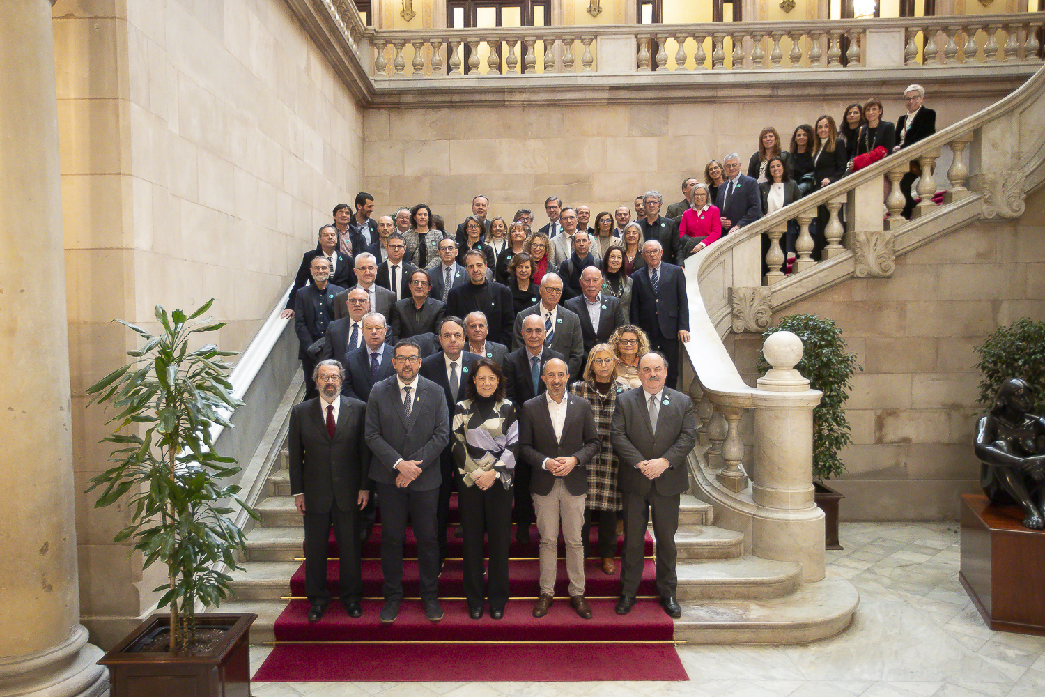 Imatge Institucional a les escales del Parlament